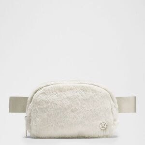 NEW WITH TAGS Lululemon Everywhere Belt Bag Plush Fleece 1L - Bone / Silver